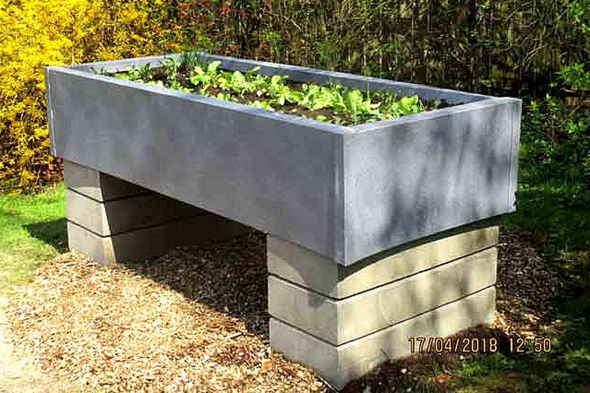 Garden raised bed with automatic irrigation system